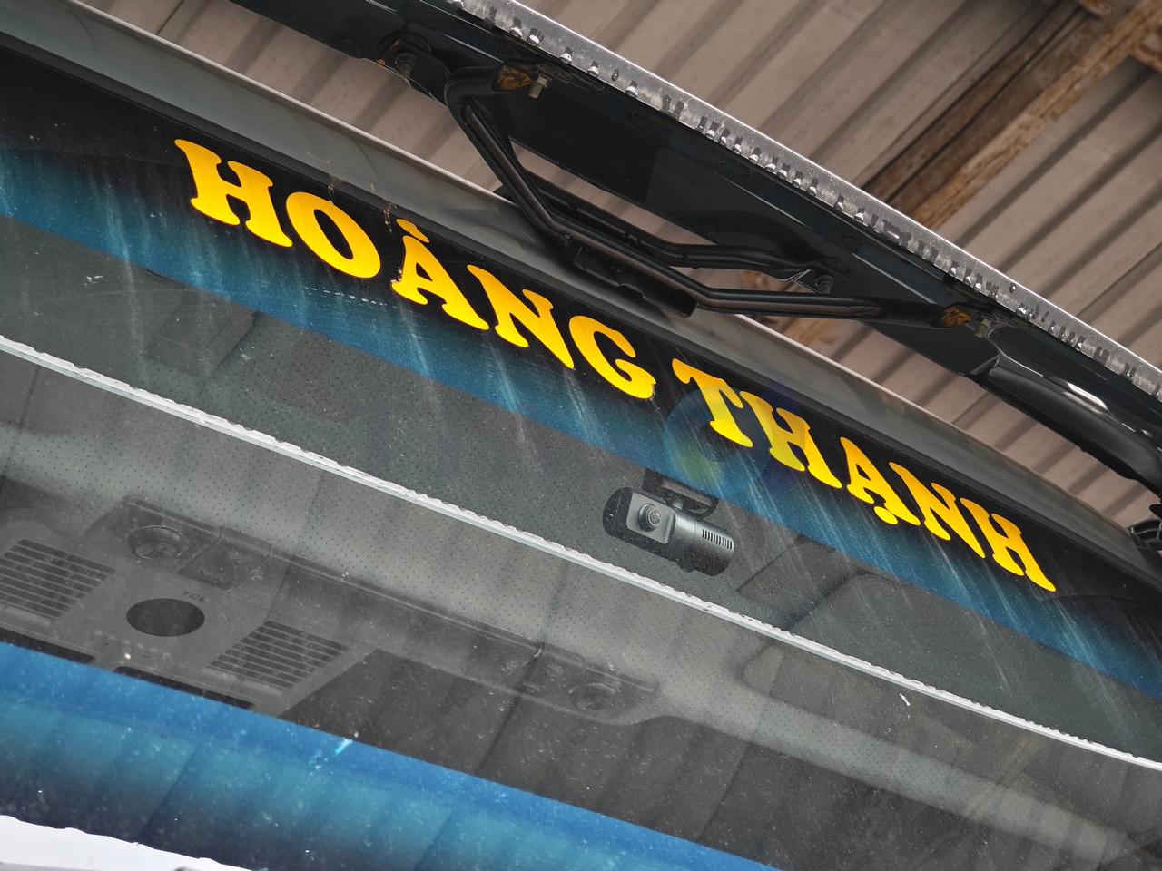 Camera hành trình nhỏ gắn trên kính chắn gió xe khách Hoàng Thái